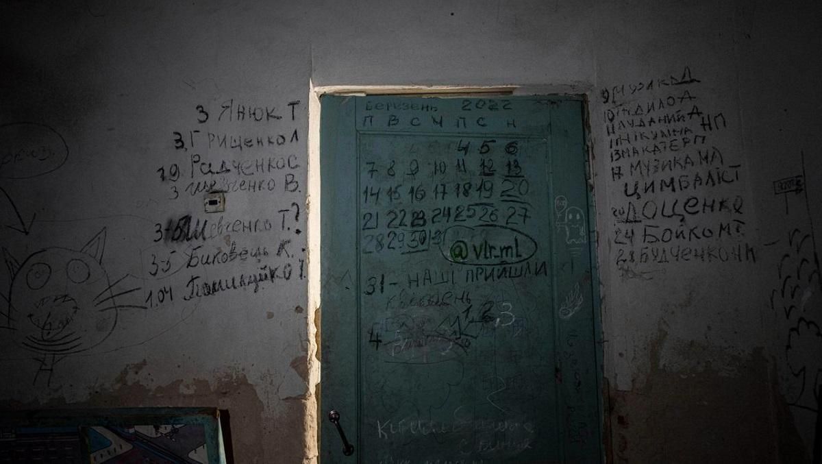 На стінах вели календар і писали імена загиблих: моторошне фото з підвалу школи в Ягідному - 24 Канал