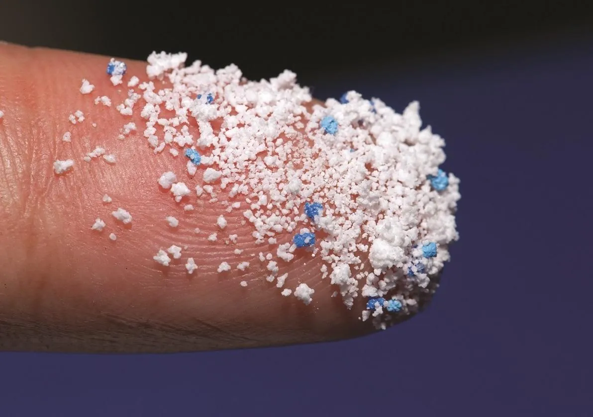 Мелкие частицы пластика под микроскопом Мелкие частицы пластика под микроскопом
