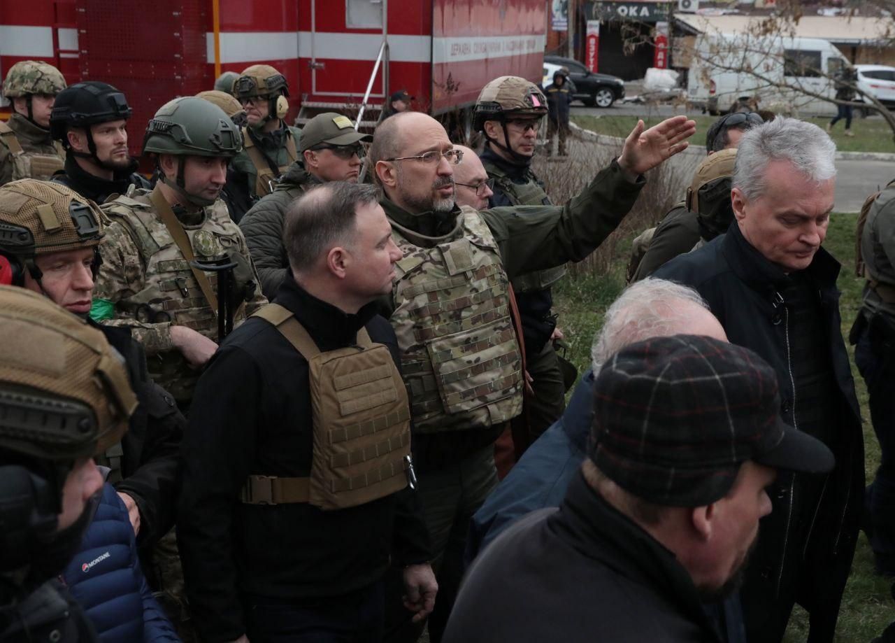 Президенты Польши, Литвы, Латвии и Эстонии приехали в разгромленную россиянами Бородянку - 24 Канал Президенты Польши, Литвы, Латвии и Эстонии приехали в разгромленную россиянами Бородянку - 24 Канал