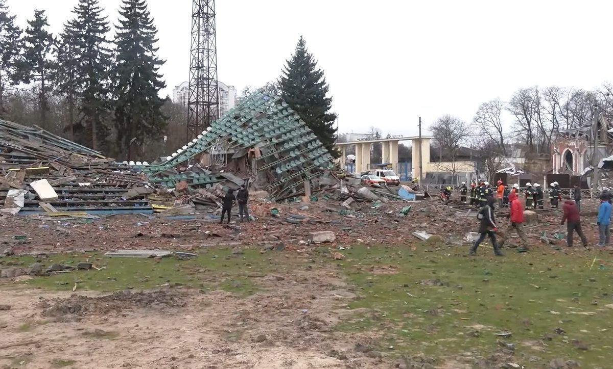У Чернігові почали розбирати завали стадіону Десни