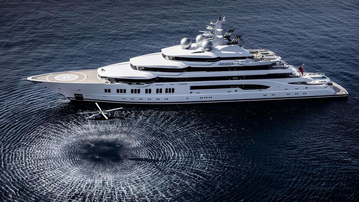 Полиция задержала суперяхту Amadea российского миллиардера