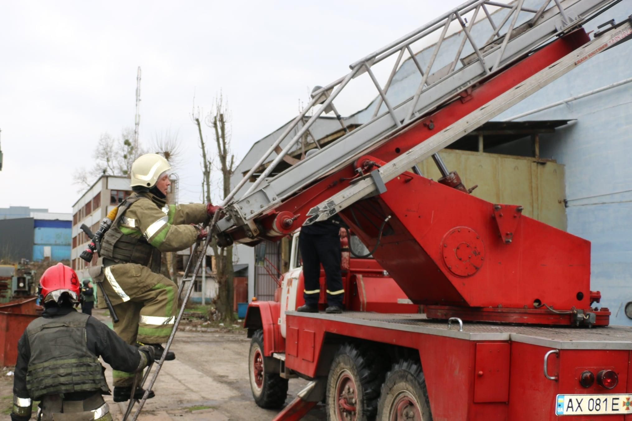 За добу рятувальники Харкова 15 разів виїжджали на гасіння пожеж, що виникли через обстріли - 24 Канал За добу рятувальники Харкова 15 разів виїжджали на гасіння пожеж, що виникли через обстріли - 24 Канал