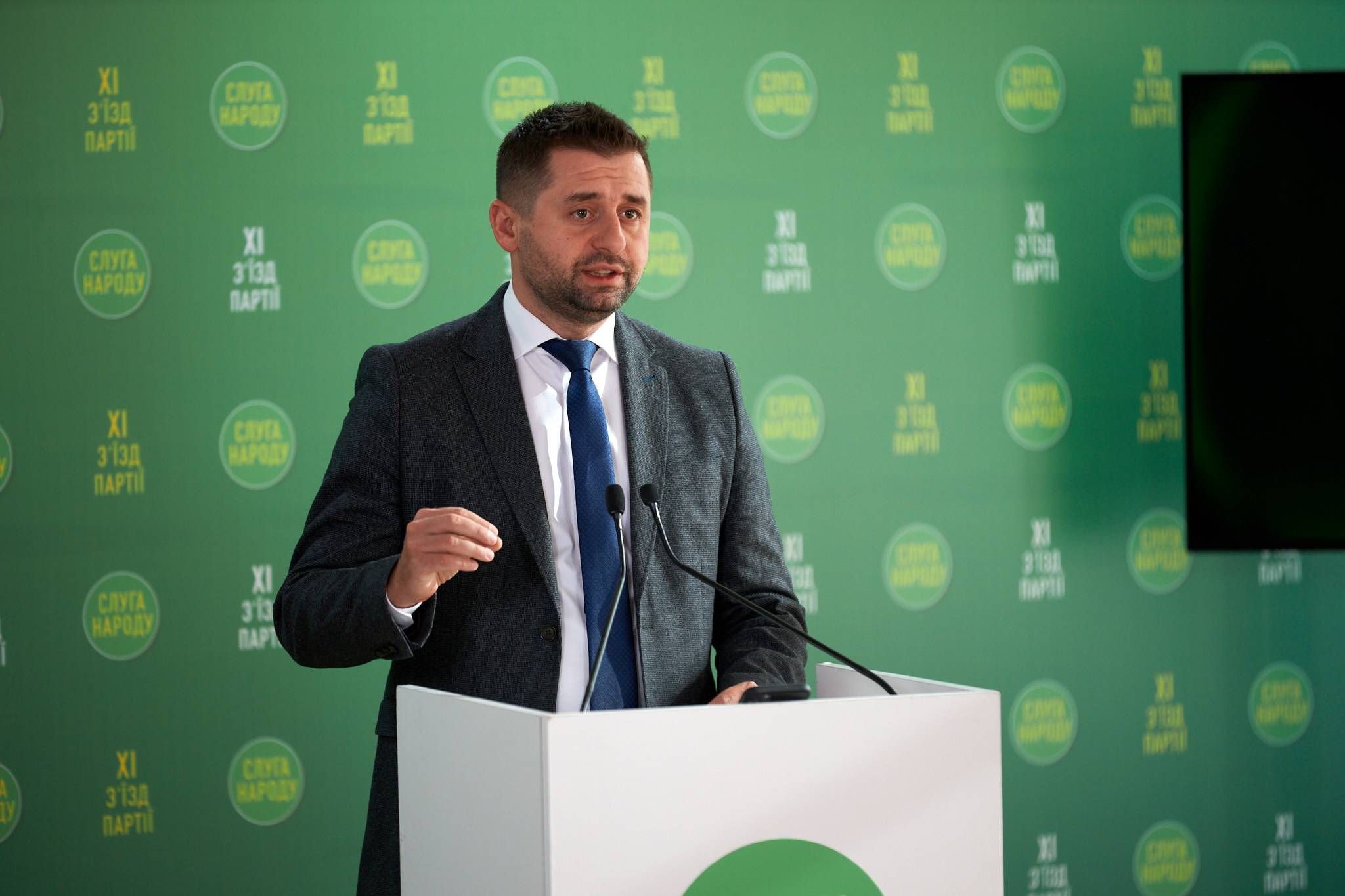 Покарання чоловіків, які не повернуться з-за кордону під час війни: як голосуватимуть "слуги" - 24 Канал Покарання чоловіків, які не повернуться з-за кордону під час війни: як голосуватимуть "слуги" - 24 Канал