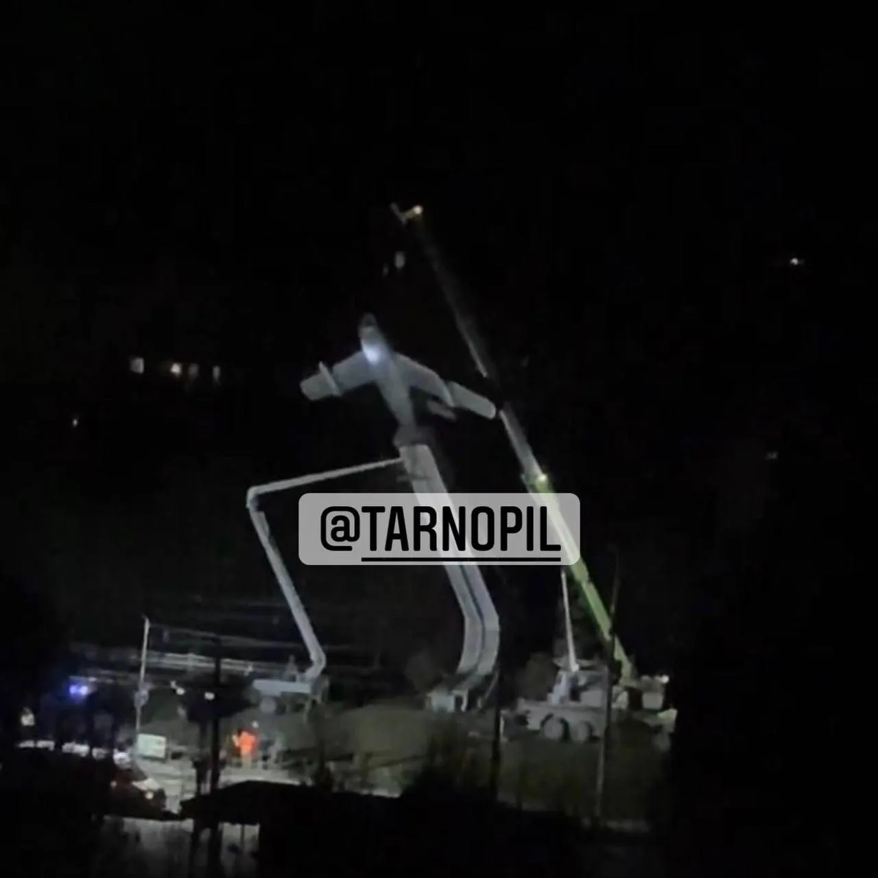 У Тернополі демонтували пам'ятник радянським льотчикам У Тернополі демонтували пам'ятник радянським льотчикам