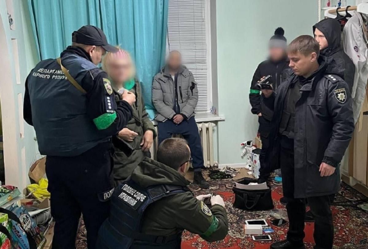 Поліція затримала зрадника з Бучі: разом із ворогом бив та залякував місцевих - Київ