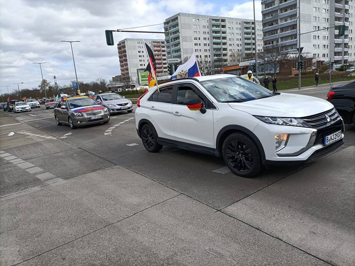 В Берлине неизвестные сожгли автомобили, участвовавшие в автопробеге в поддержку войны