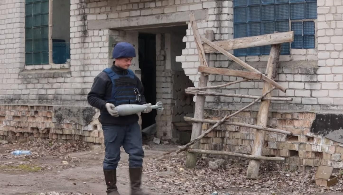 У будинках та на дорогах: рятувальники показали нашпиговану мінами Київщину - 24 Канал