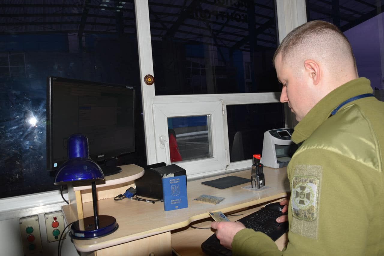 210 000 за фейкову довідку військово-лікарської комісії: на кордоні упіймали ще одного ухилянта - 24 Канал 210 000 за фейкову довідку військово-лікарської комісії: на кордоні упіймали ще одного ухилянта - 24 Канал