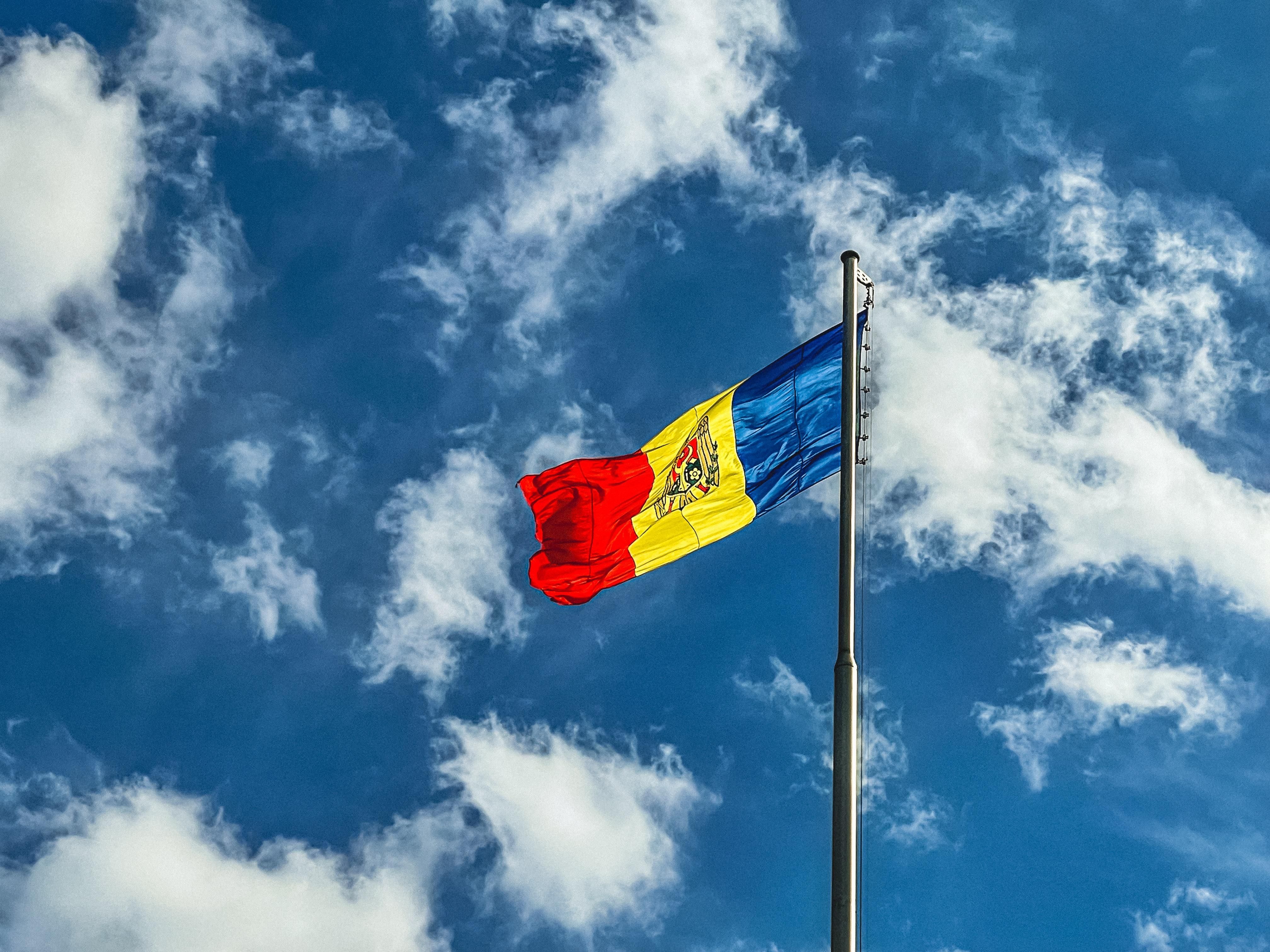 Парламент Молдовы окончательно запретил георгиевские ленты и символы Z и V - 24 Канал