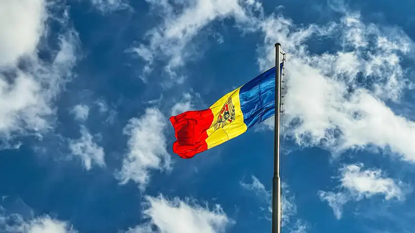Парламент Молдовы окончательно запретил георгиевские ленты и символы Z и V - 24 Канал