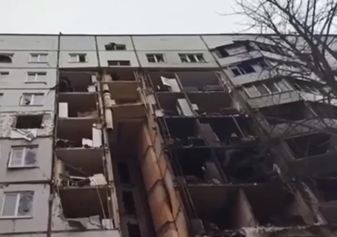 У Харкові житель зруйнованого будинку спустився з даху у свою квартиру: за ним обвалилися плити - 24 Канал У Харкові житель зруйнованого будинку спустився з даху у свою квартиру: за ним обвалилися плити - 24 Канал