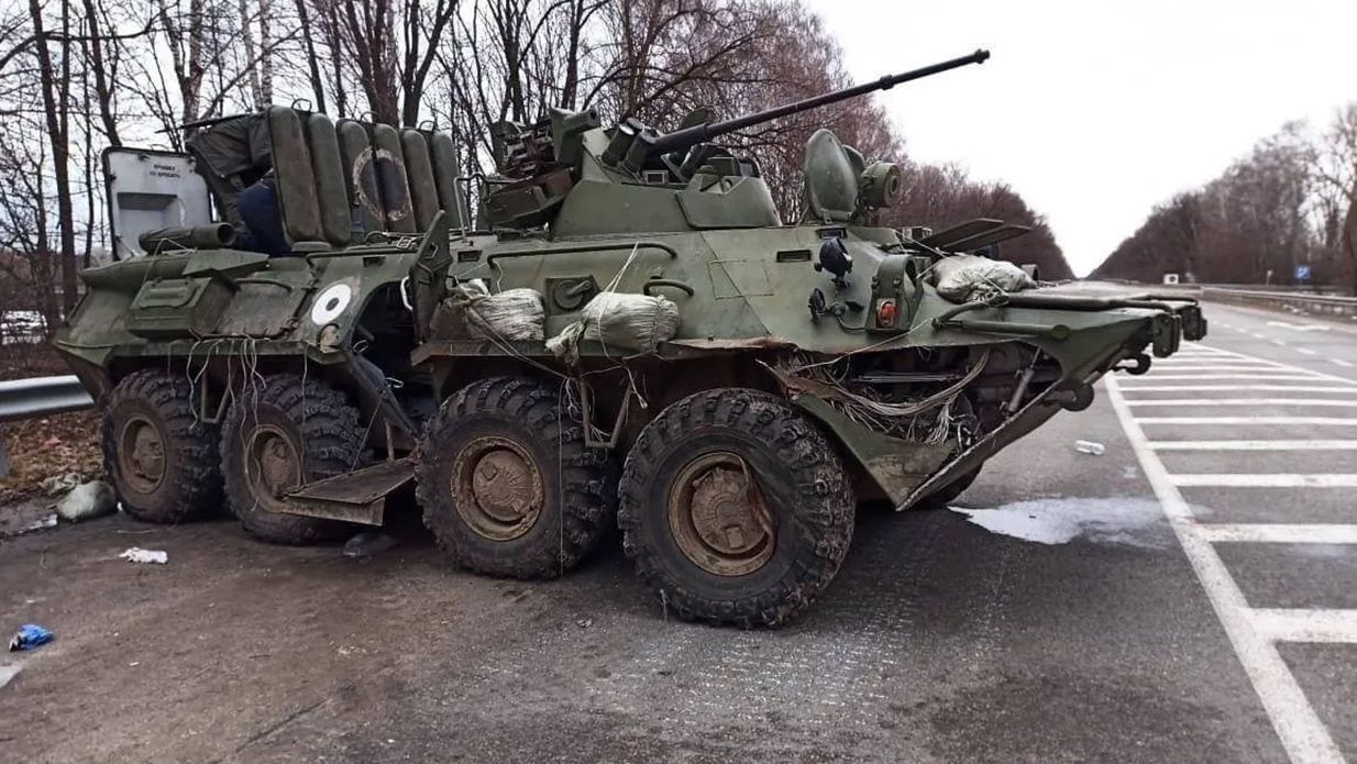 На Київщині місцевий житель ліквідував з власної зброї 12 окупантів і "зніс" екіпаж на броні - 24 Канал