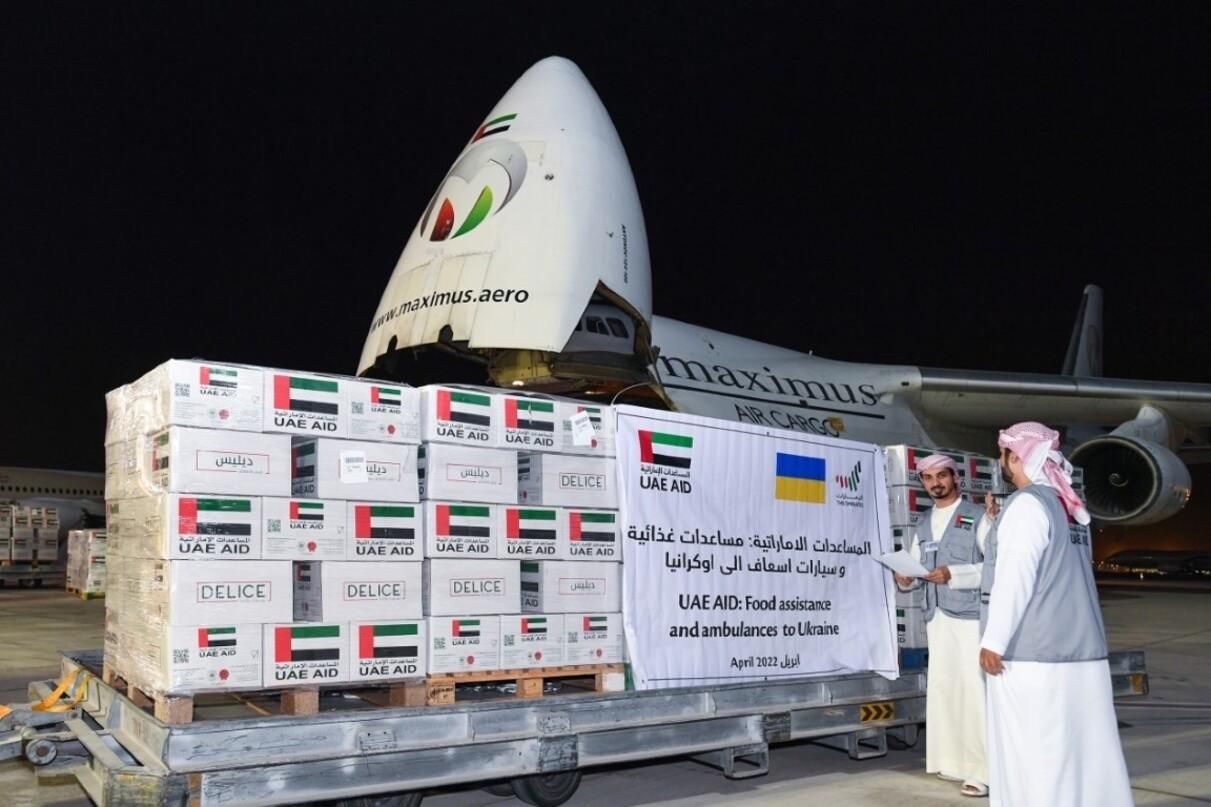 ОАЕ відправили в Україну 50 тонн гуманітарки та автомобілі швидкої допомоги - 24 Канал