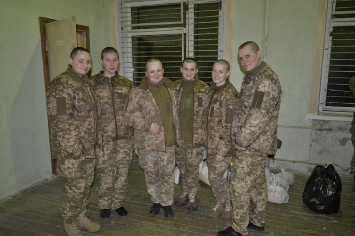 Тримають на морозі, роздягають та морять голодом: як Росія поводиться з українськими полоненими - 24 Канал