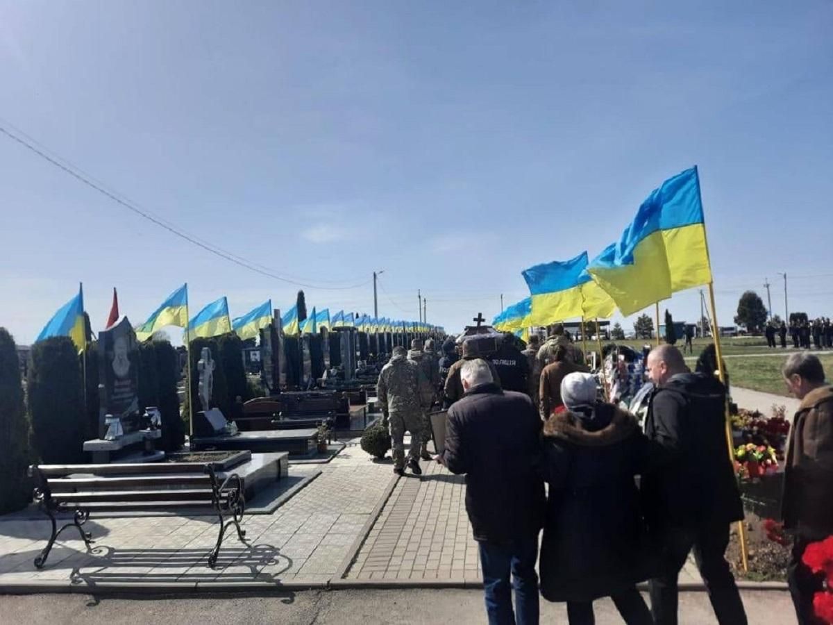 На Київщині поховали поліцейського Юрія Чабаха, якого виявили у братській могилі в Бучі - 24 Канал