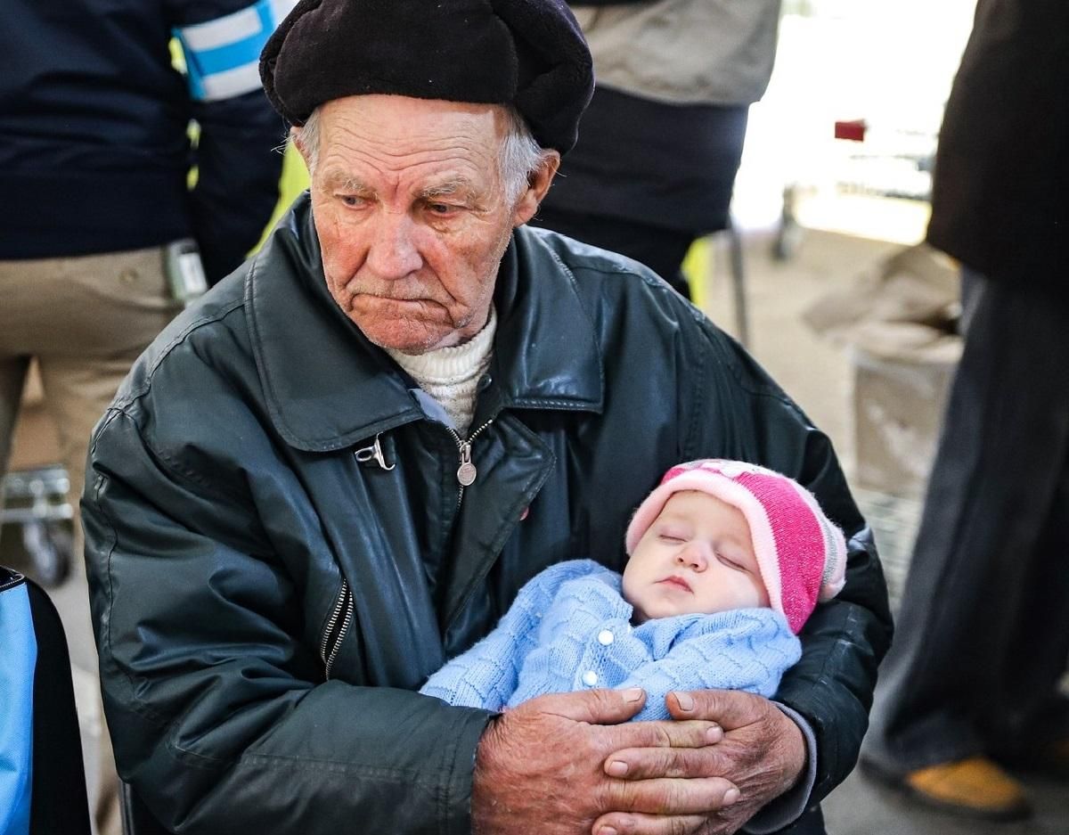 84-летний дедушка из Запорожья на стареньком авто вывез семью из-под  обстрелов - 24 Канал