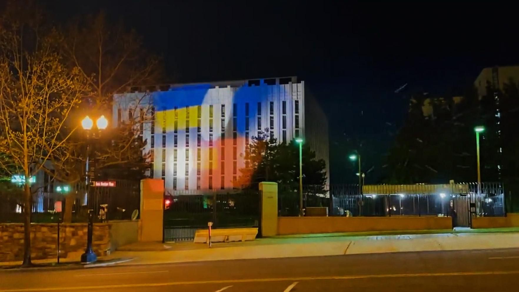 Як посольство Росії у США "воювало" з проєкцією прапора України на своїй будівлі: епічне відео - 24 Канал