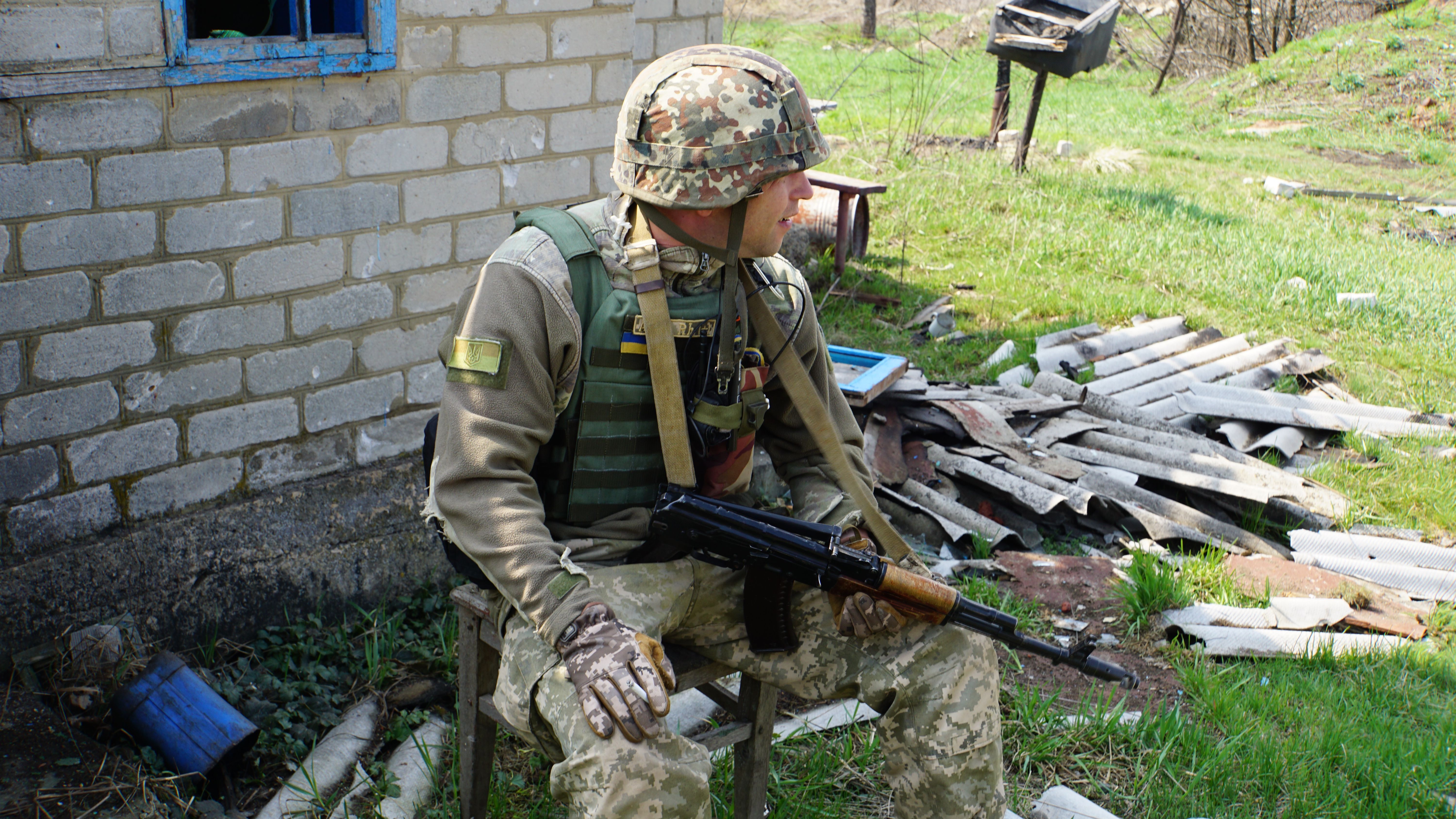 На Донбасі за добу захисники відбили 8 атак ворога, знищили 4 танки та 6 БТР - 24 Канал