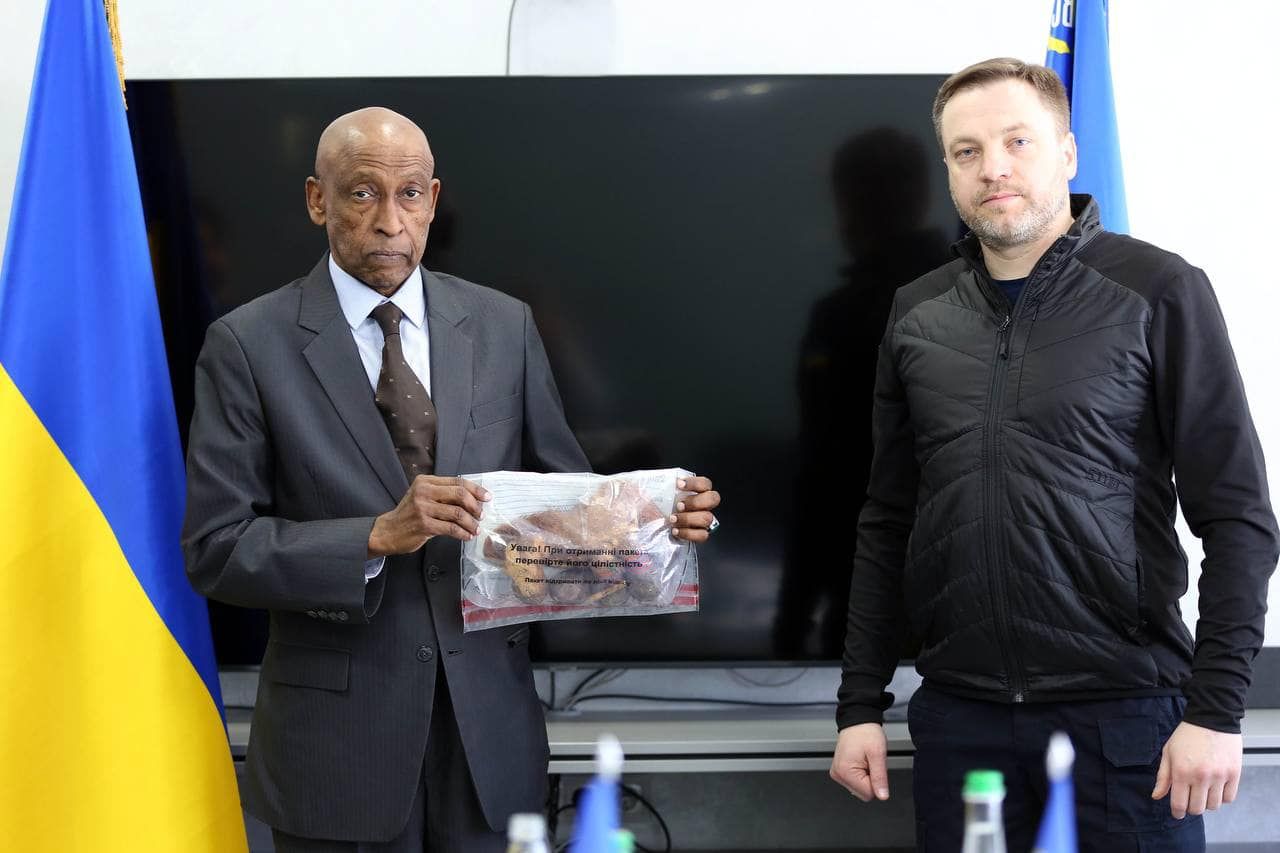 Монастырский передал представительству ООН окровавленную детскую игрушку с вокзала в Краматорске