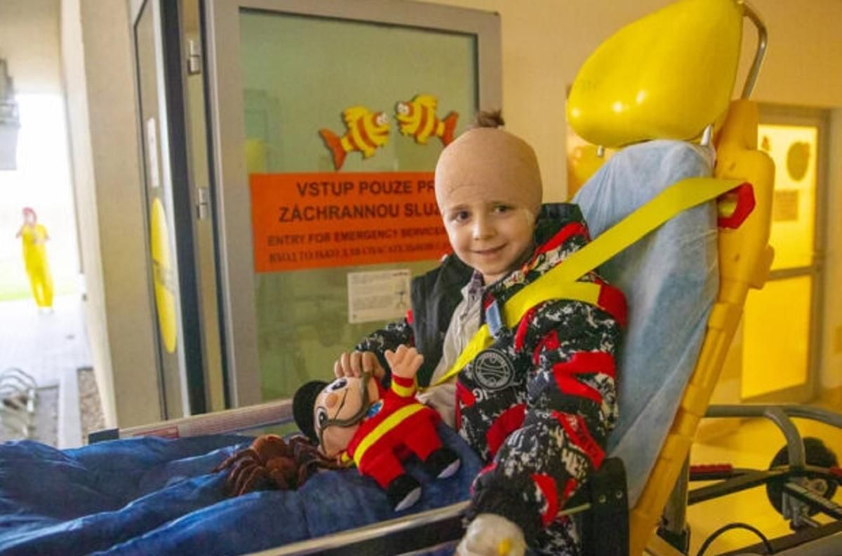 Маленького Михайлика з Миколаєва рятують у Чехії: він постраждав під час обстрілу - 24 Канал Маленького Михайлика з Миколаєва рятують у Чехії: він постраждав під час обстрілу - 24 Канал