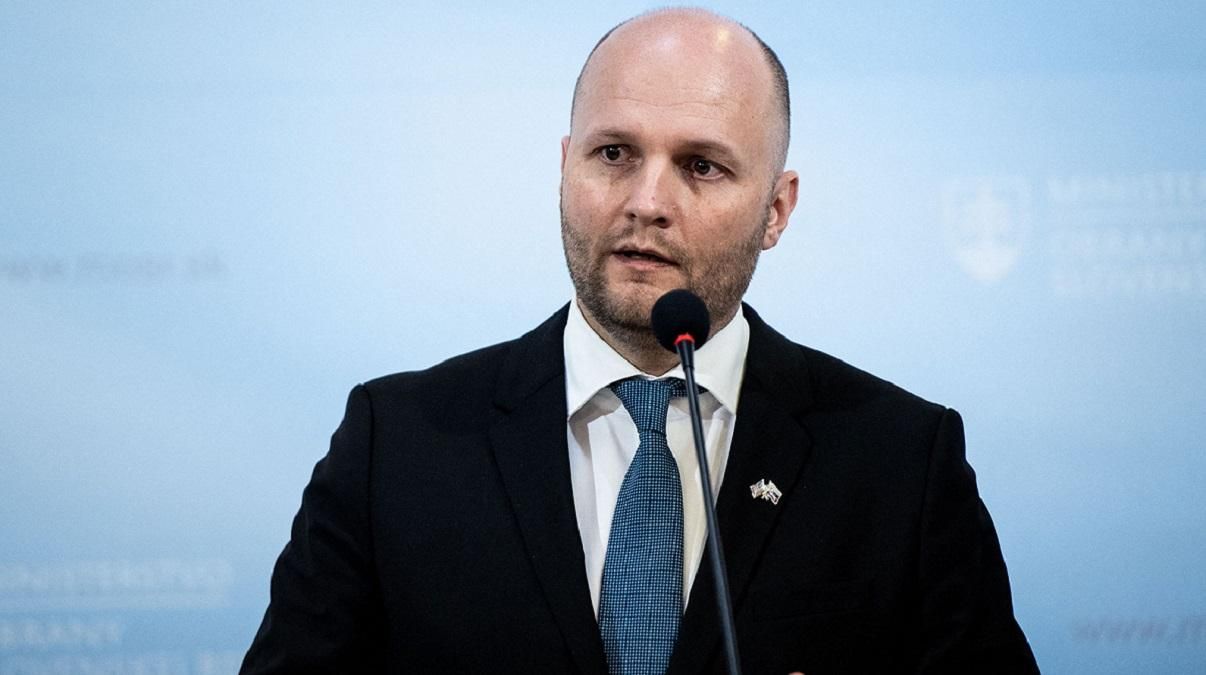 Глава Минобороны Словакии сравнил Путина с Гитлером Глава Минобороны Словакии сравнил Путина с Гитлером