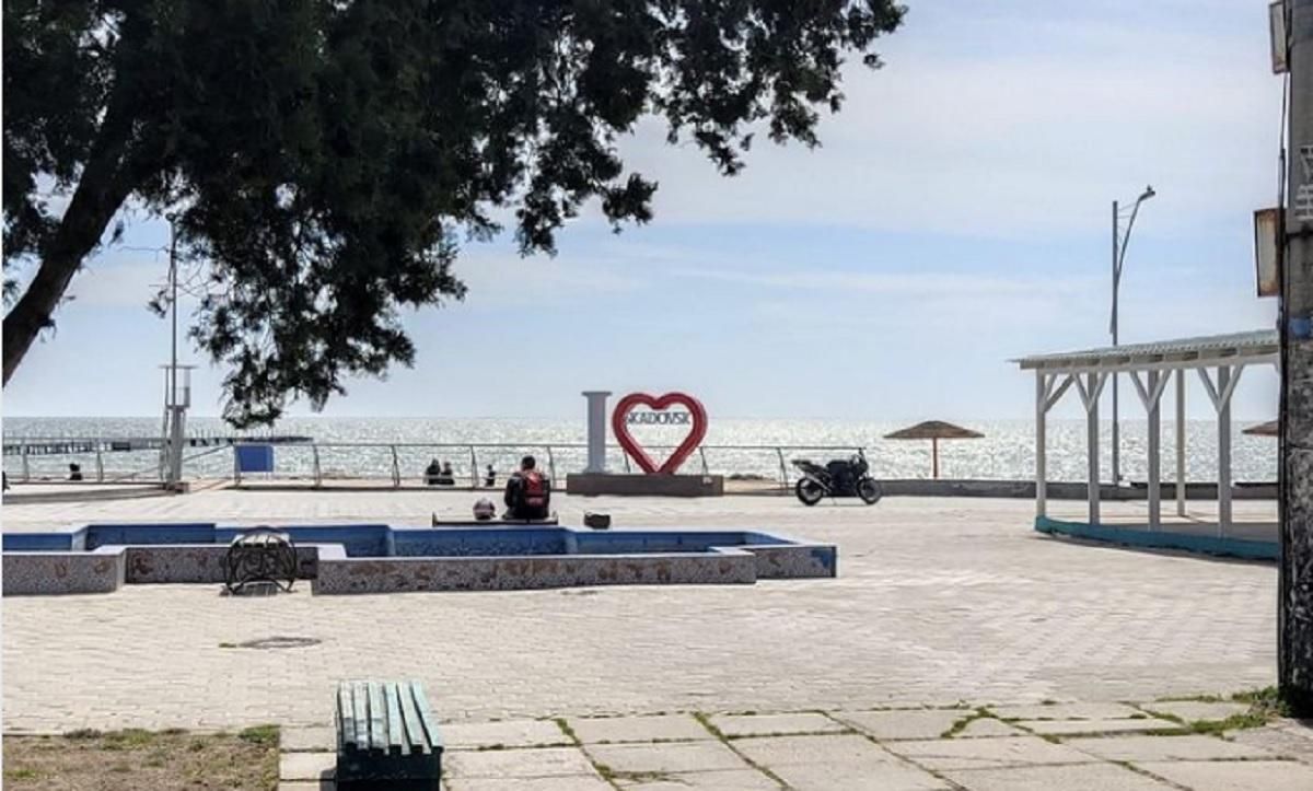 У Скадовську росіяни познімали українські прапори та почепили свої - 24 Канал У Скадовську росіяни познімали українські прапори та почепили свої - 24 Канал