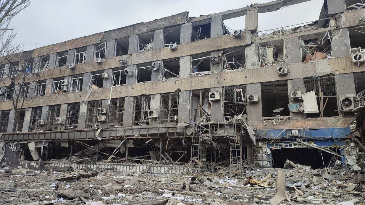 Россияне проводят эксгумацию тел жителей Мариуполя, которых похоронили во дворах Россияне проводят эксгумацию тел жителей Мариуполя, которых похоронили во дворах