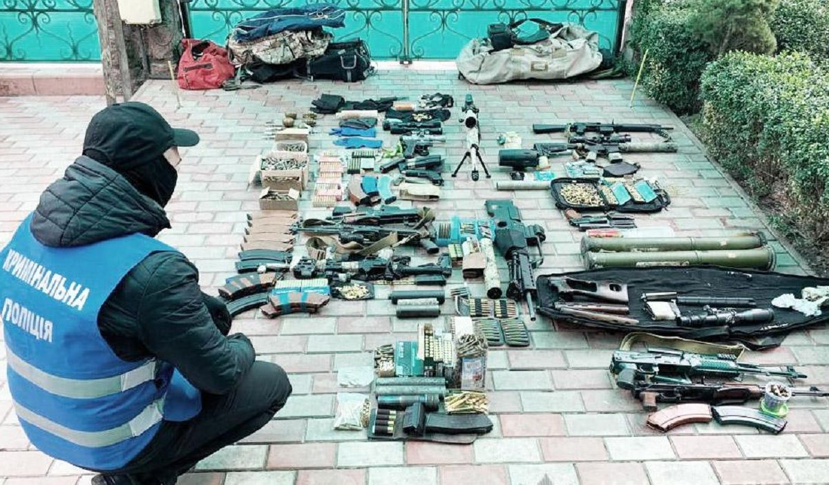 Гранатомети, гвинтівки, автомати: у Кропивницькому в  чоловіка вилучили склад зброї - 24 Канал