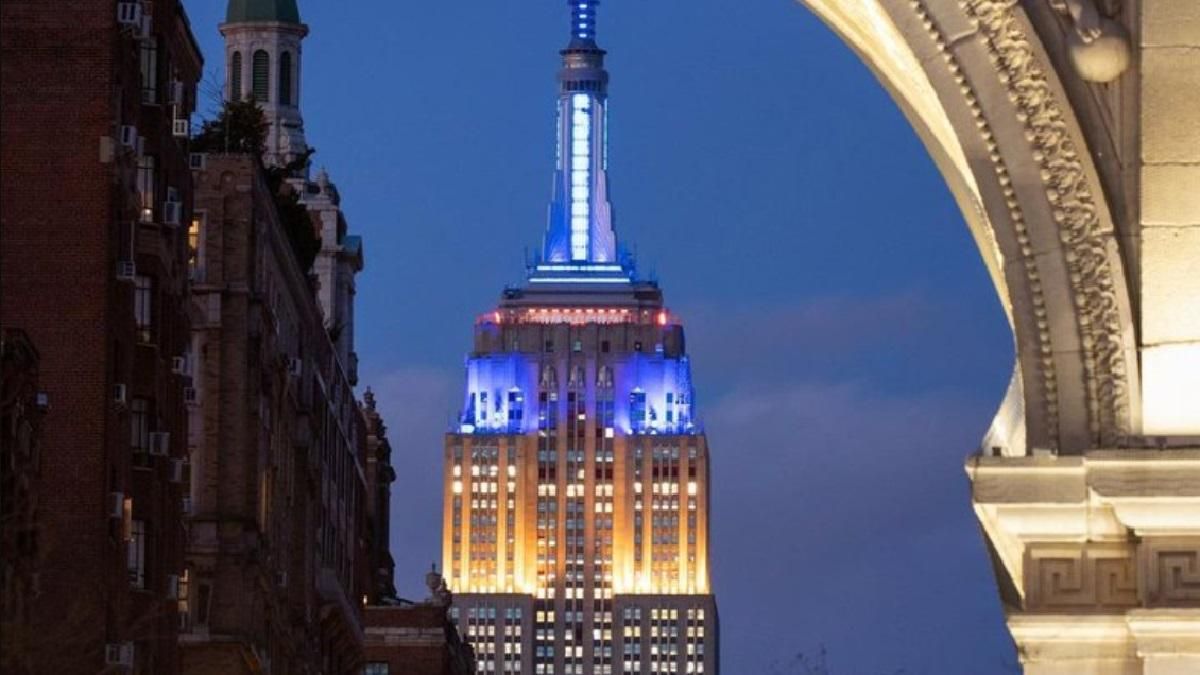 Empire State Building в Нью-Йорке ежедневно будут подсвечивать желто-голубыми цветами Empire State Building в Нью-Йорке ежедневно будут подсвечивать желто-голубыми цветами