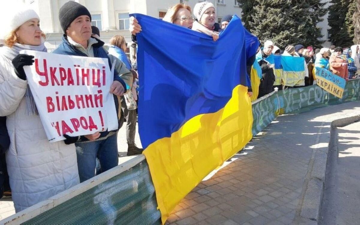 Окупанти масово арештовують людей на мітингах у Херсоні, – депутат облради - 24 Канал Окупанти масово арештовують людей на мітингах у Херсоні, – депутат облради - 24 Канал