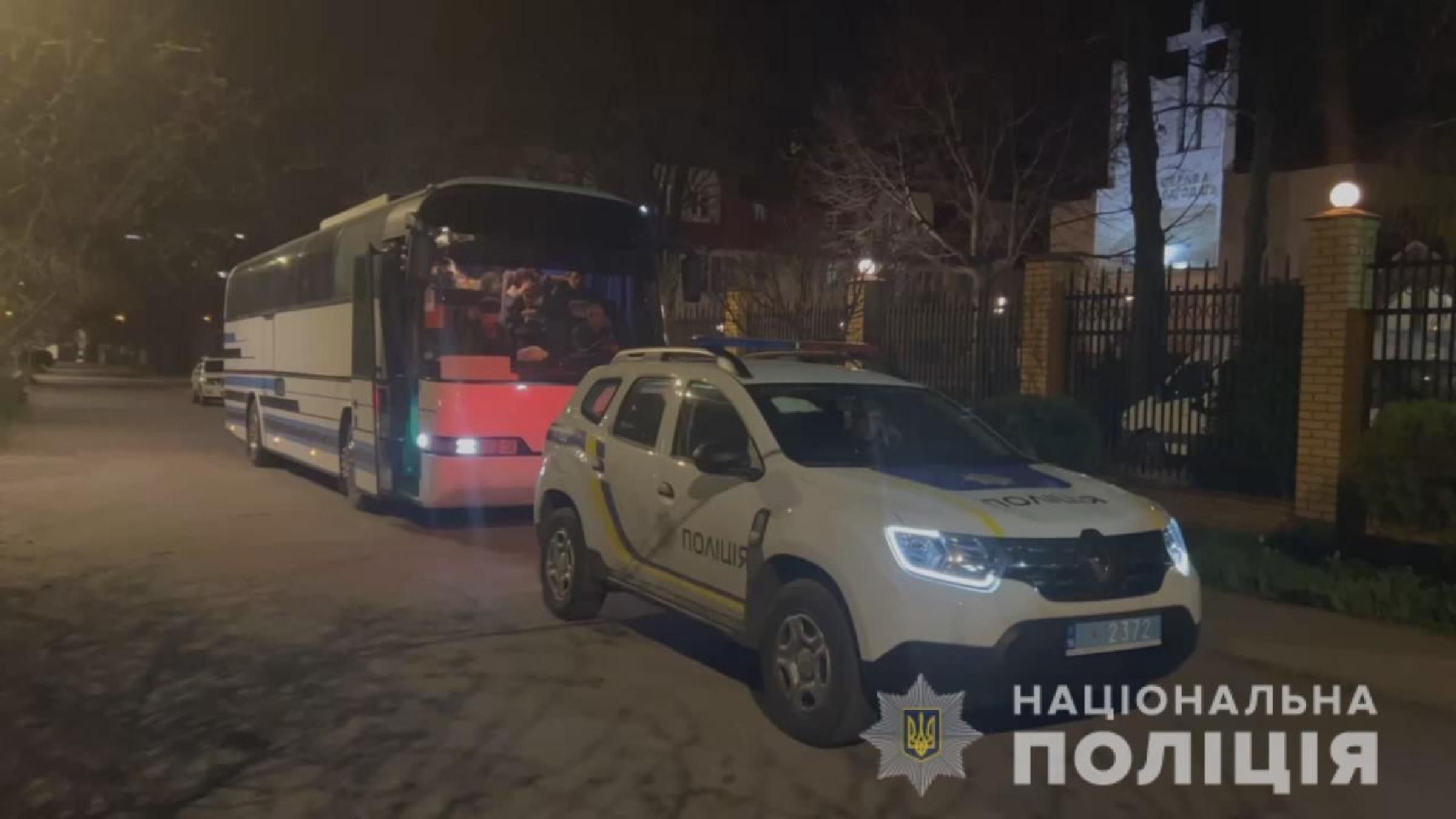 В Одессу прибыли эвакуированные жители Херсона В Одессу прибыли эвакуированные жители Херсона