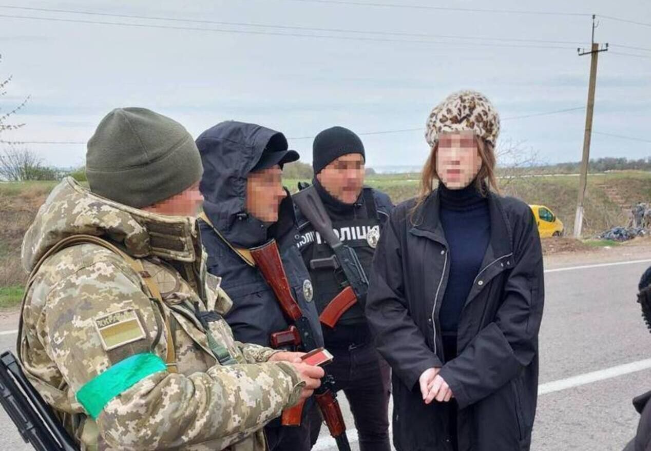 Їхав в жіночому одязі: епічне відео затримання чоловіка на кордоні з Молдовою - 24 Канал