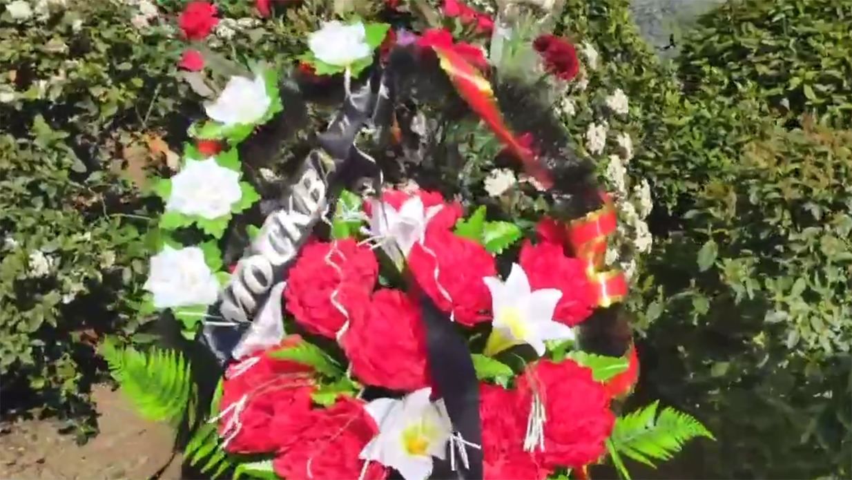 Плачут по "Москве": в Севастополе принесли венок к стеле о российском флоте Плачут по "Москве": в Севастополе принесли венок к стеле о российском флоте