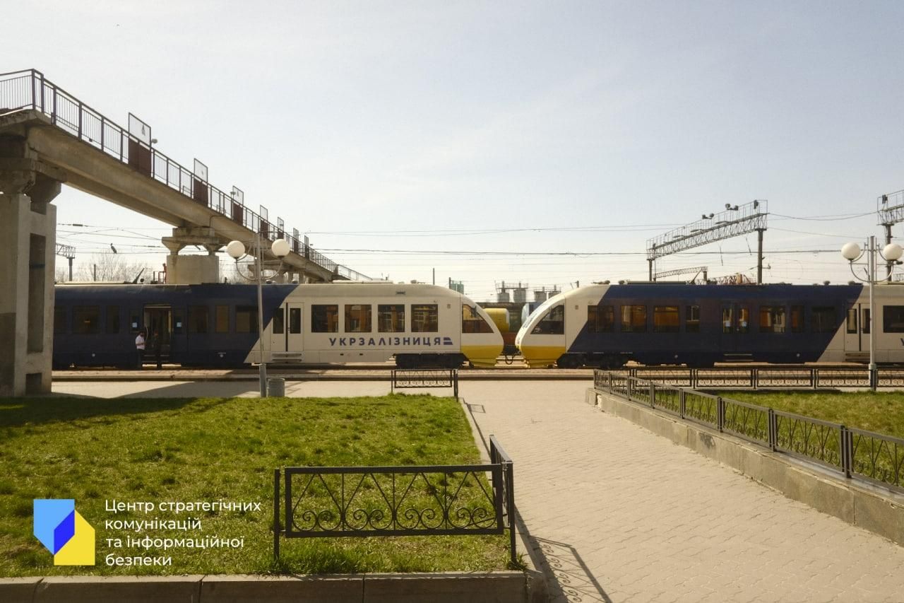 В Чернигов впервые с момента разблокировки города прибыл поезд - 24 Канал В Чернигов впервые с момента разблокировки города прибыл поезд - 24 Канал
