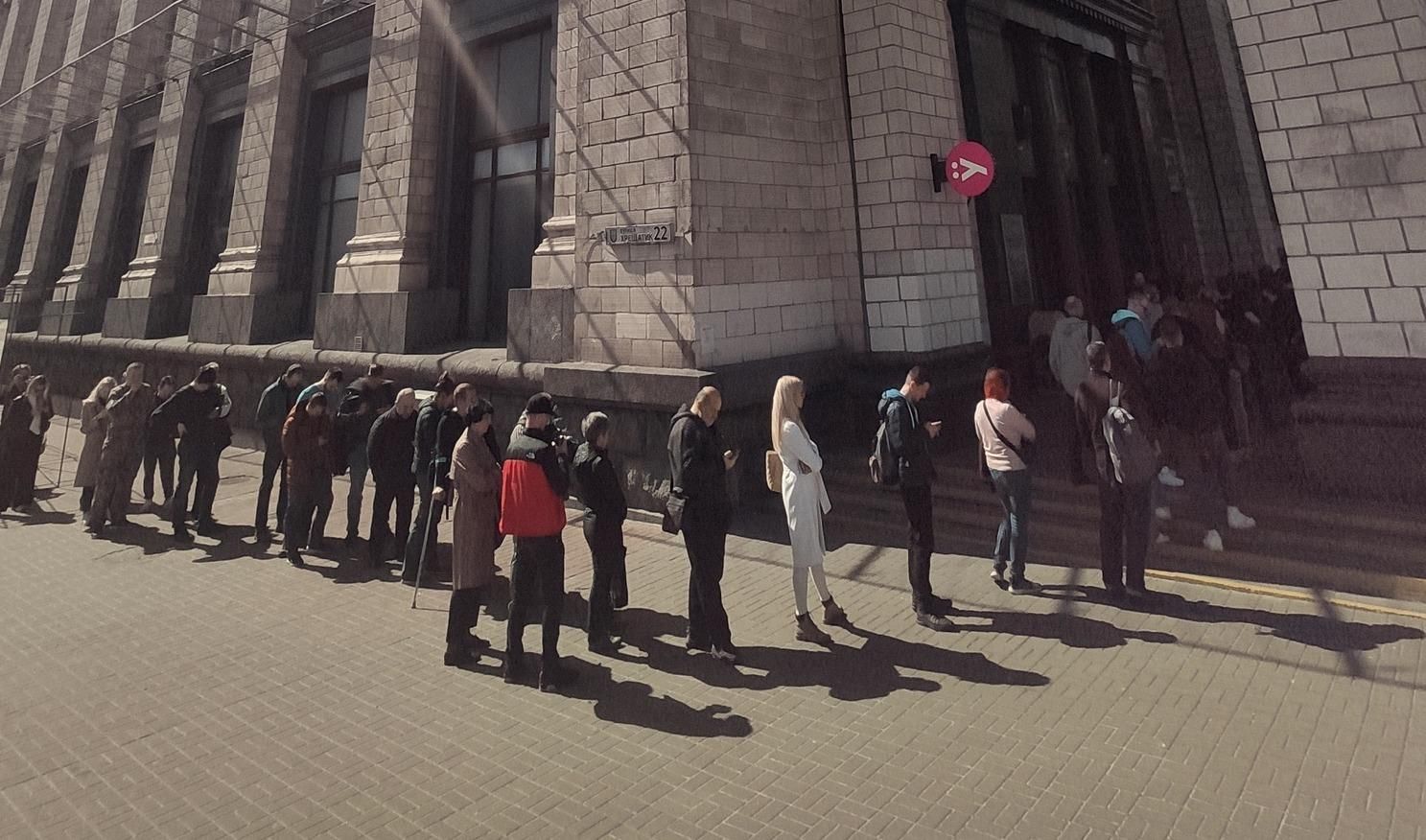 В Укрпочте иронизируют, что очередь за маркой больше, чем за айфоном
В Укрпочте иронизируют, что очередь за маркой больше, чем за айфоном