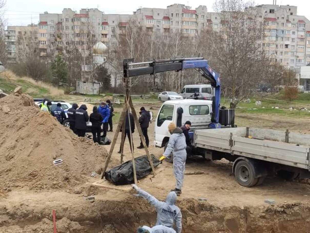Людей в братских могилах в Буче хоронил местный коммунальщик, – полиция