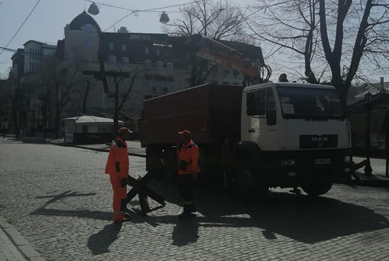 Центр Одеси звільняють від барикад і протитанкових їжаків - 24 Канал Центр Одеси звільняють від барикад і протитанкових їжаків - 24 Канал