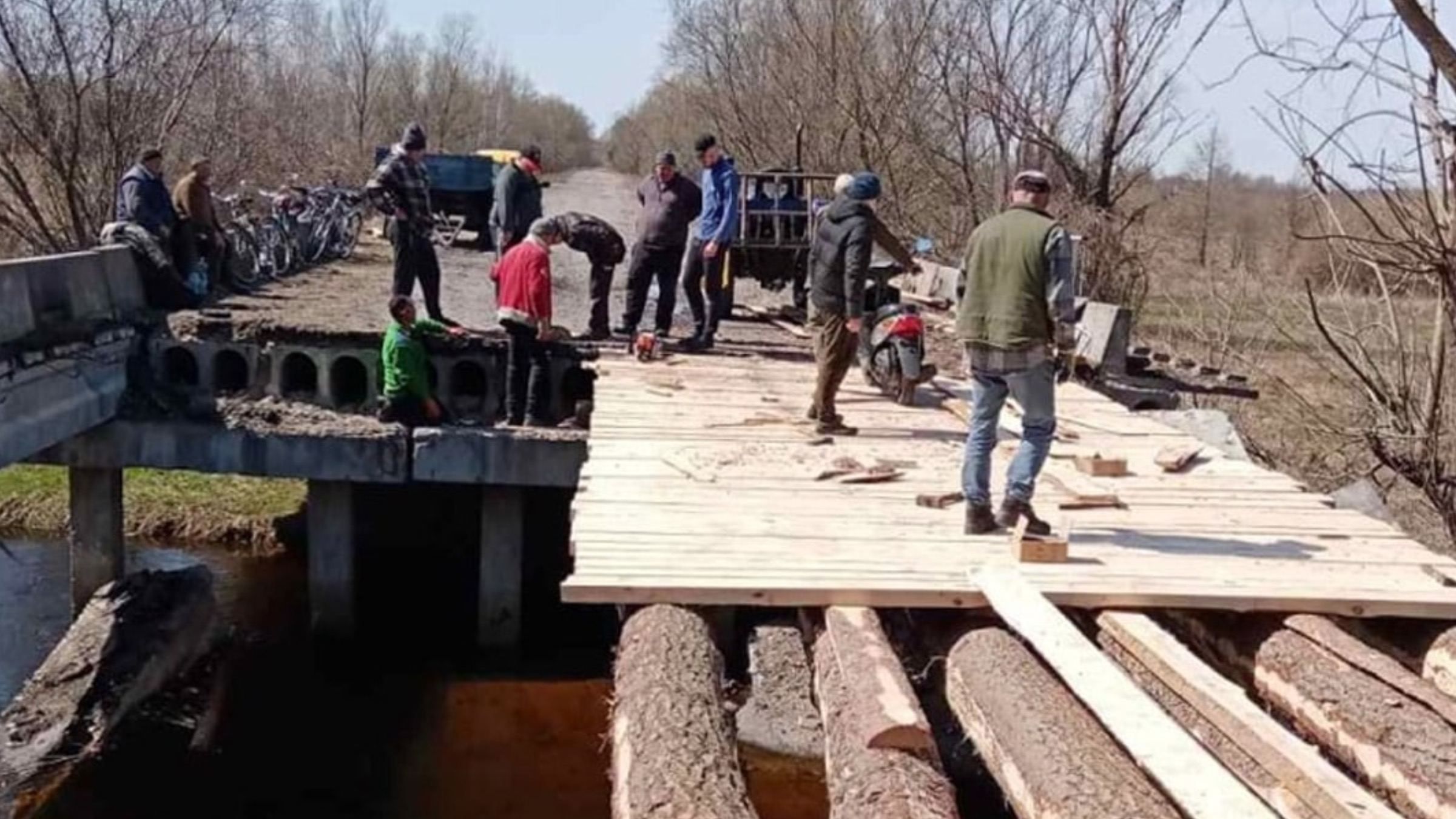 Местные жители собственноручно восстановили мост между двумя селами на Черниговщине