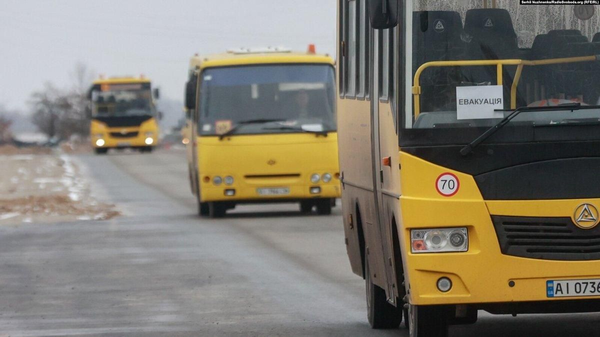 Оккупанты обстреляли эвакуационные автобусы из Старобельска в Днепр: есть раненые и погибшие