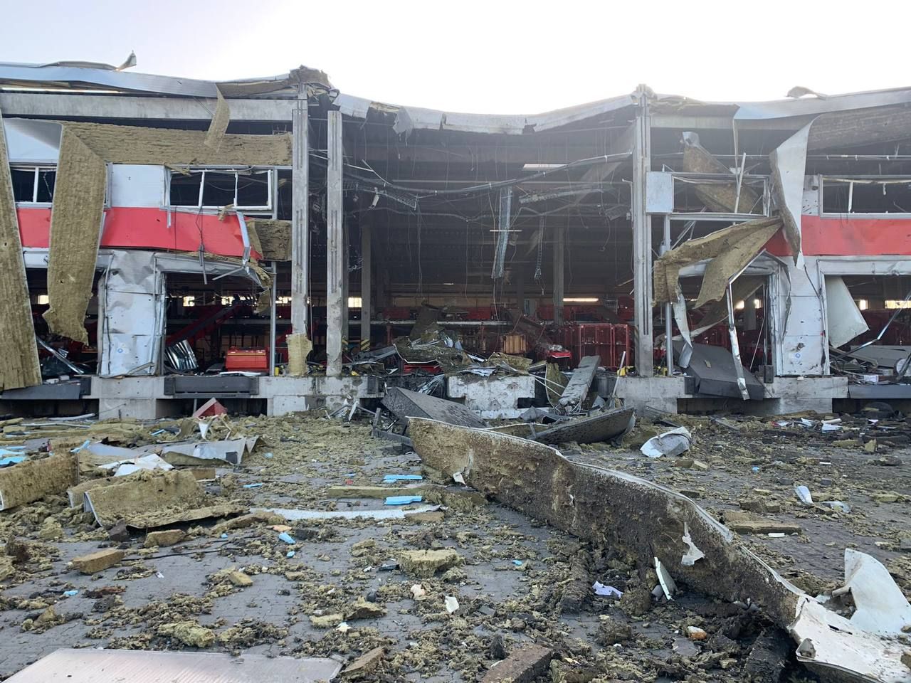 Окупанти обстріляли ракетами відділення "Нової пошти" в Миколаєві: є поранені - 24 Канал Окупанти обстріляли ракетами відділення "Нової пошти" в Миколаєві: є поранені - 24 Канал