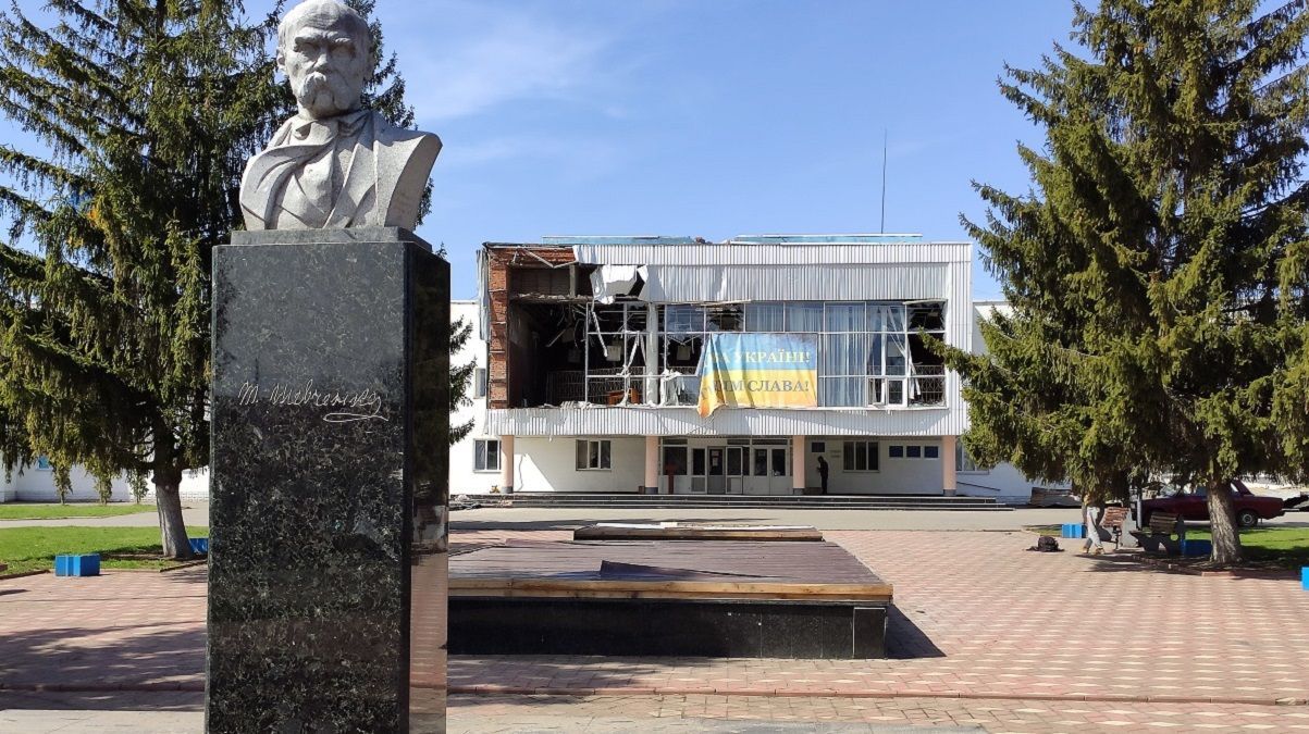 Згорілі будинки і розстріляні авто: як виглядає зараз звільнена Макарівщина: ексклюзивні фото - 24 Канал Згорілі будинки і розстріляні авто: як виглядає зараз звільнена Макарівщина: ексклюзивні фото - 24 Канал