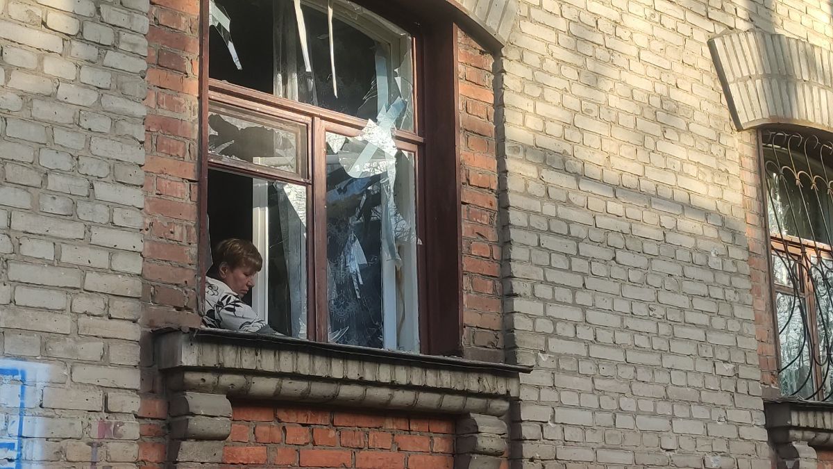 Выбитые окна и ямы от снарядов: показали фото последствий обстрела Харькова - 24 Канал Выбитые окна и ямы от снарядов: показали фото последствий обстрела Харькова - 24 Канал