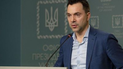 В Україну тягнуть музейні екземпляри 60-х років, – Арестович про російську техніку