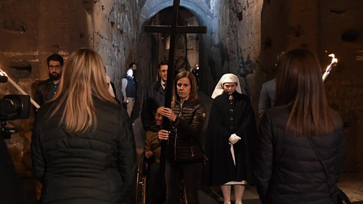 Українські католицькі медіа не транслювали Хресну дорогу з Ватикану: хрест таки несли українка - 24 Канал Українські католицькі медіа не транслювали Хресну дорогу з Ватикану: хрест таки несли українка - 24 Канал