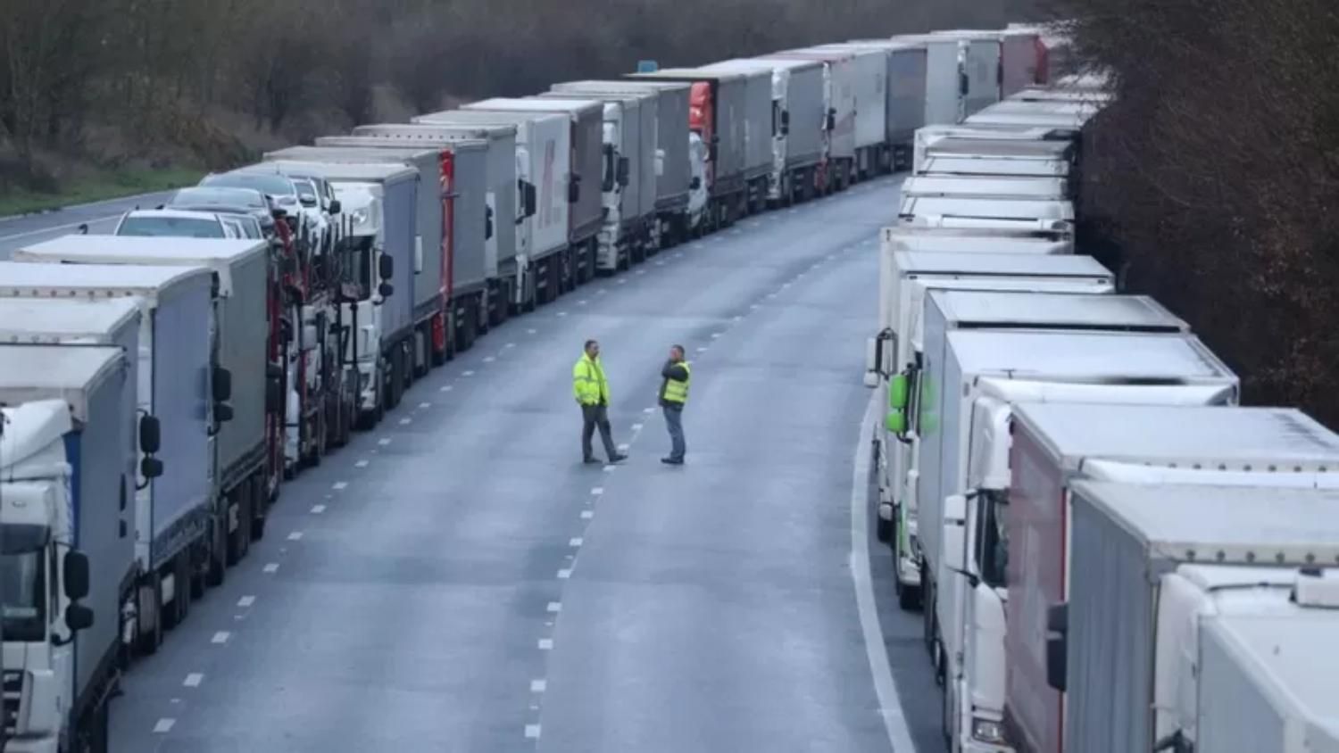 Затори у 80 кілометрів: вантажівки з Росії не можуть виїхати з ЄС до початку дії санкцій - 24 Канал