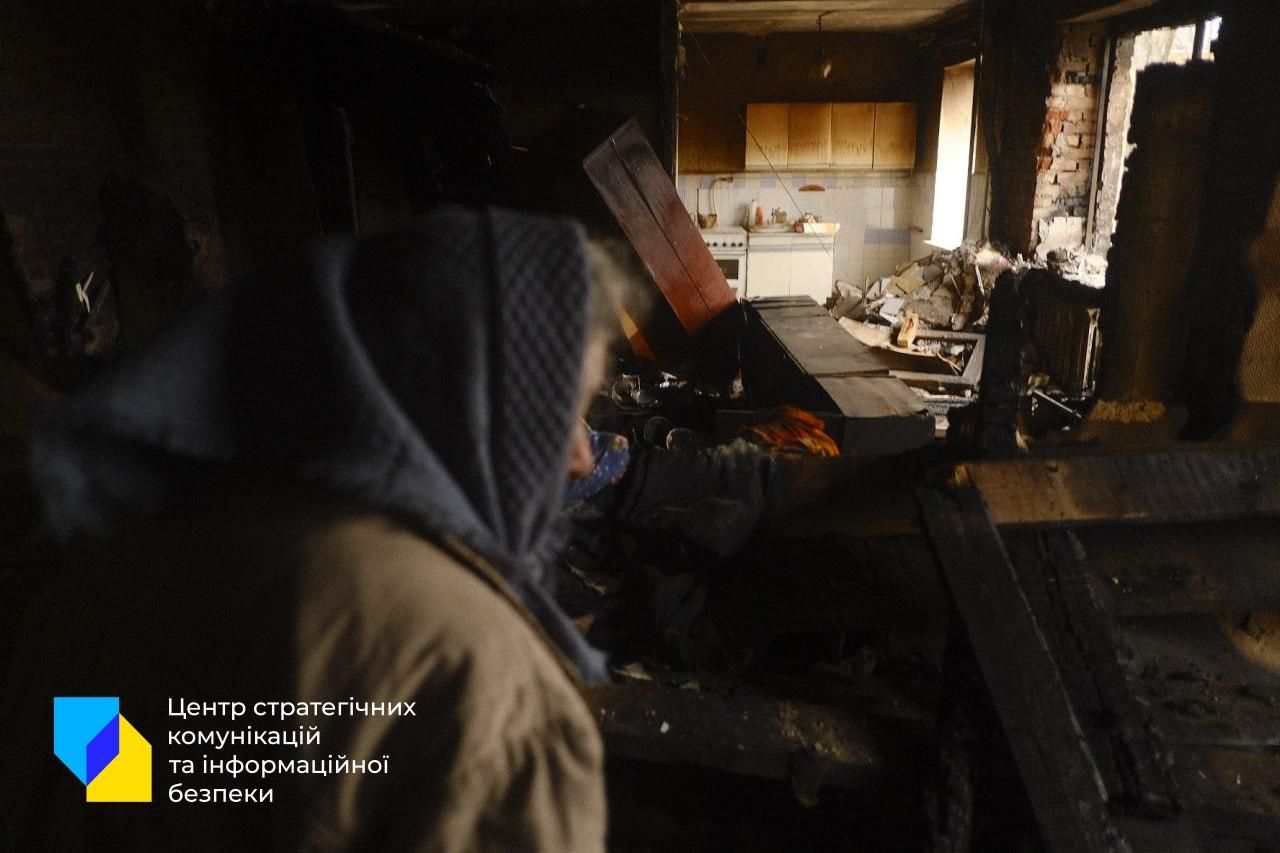 У Чернігові літнє подружжя живе у згорілій квартирі з поваленою стіною: моторошні фото - 24 Канал