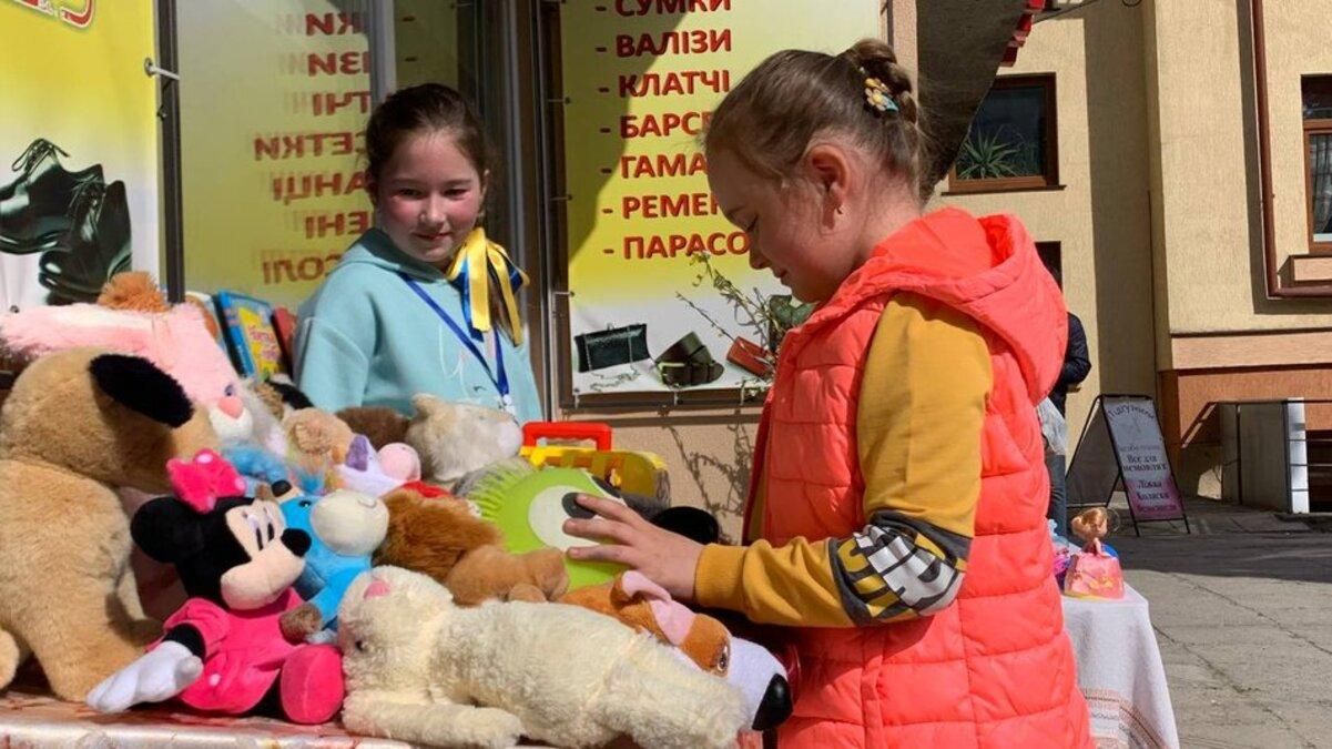 На Тернопільщині 9-річна дівчинка продає свої іграшки, щоб купити тепловізор для ЗСУ - 24 Канал