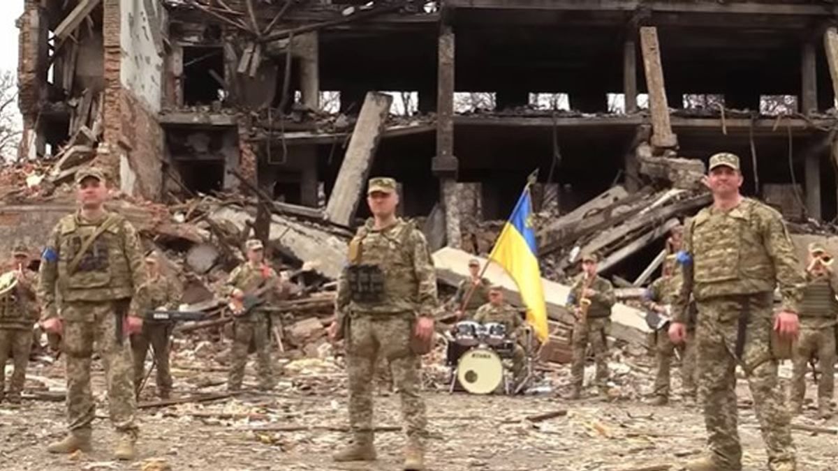 Украинские военные на руинах исполнили "Ой, у лузі червона калина"