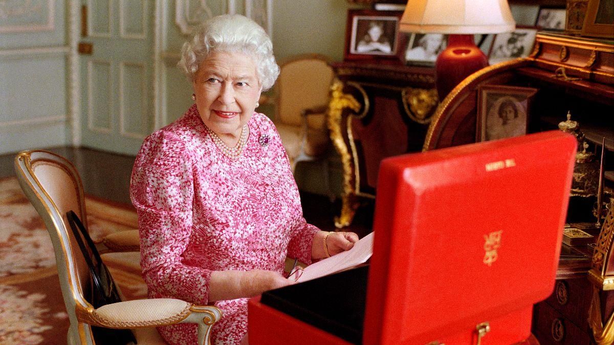 Королева Єлизавета, уряд Великої Британії, зірки кіно: хто робив благодійні внески для України - 24 Канал