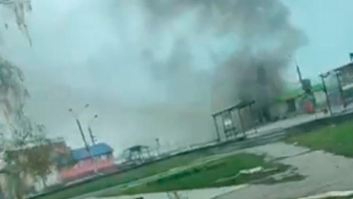 Окупанти зранку потужно обстріляли Лисичанськ: спалахнула пожежа на ринку - 24 Канал Окупанти зранку потужно обстріляли Лисичанськ: спалахнула пожежа на ринку - 24 Канал